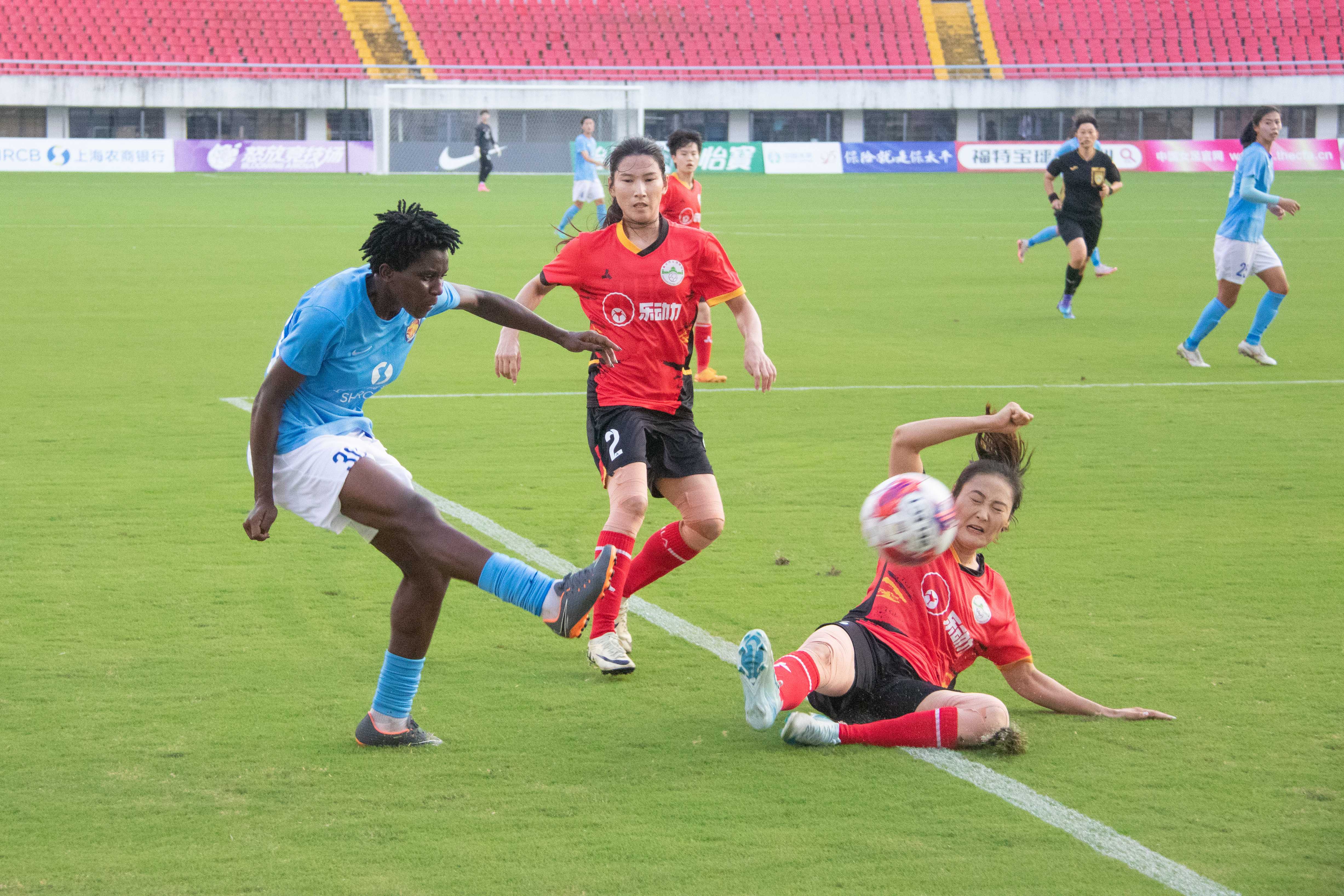 九州体育-女足比赛球队组织足球夏令营，推广足球运动的简单介绍